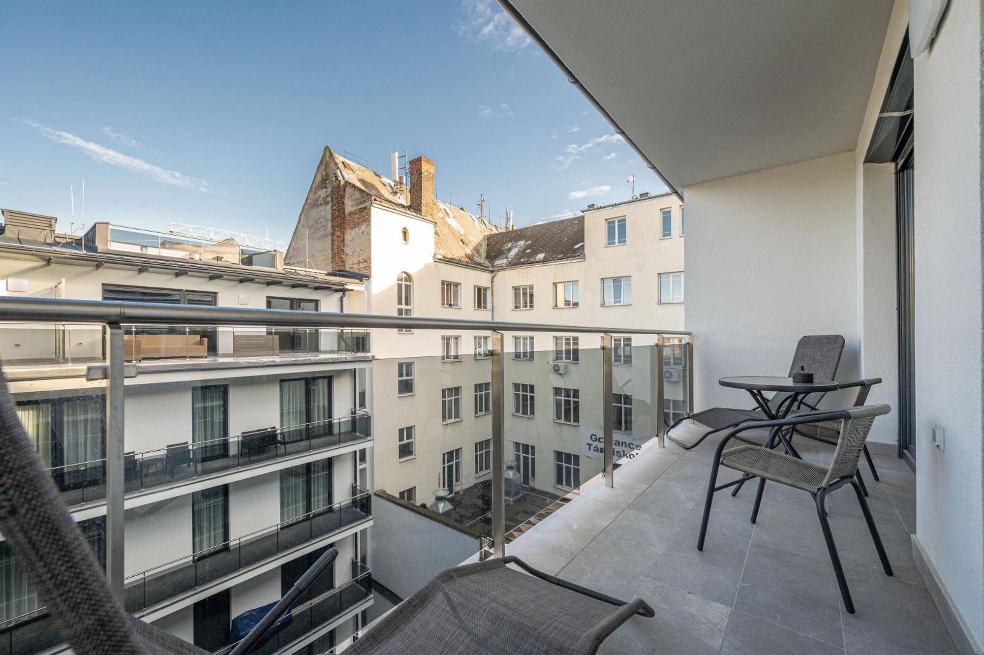 With Garage And Balcony In Center Апартаменты