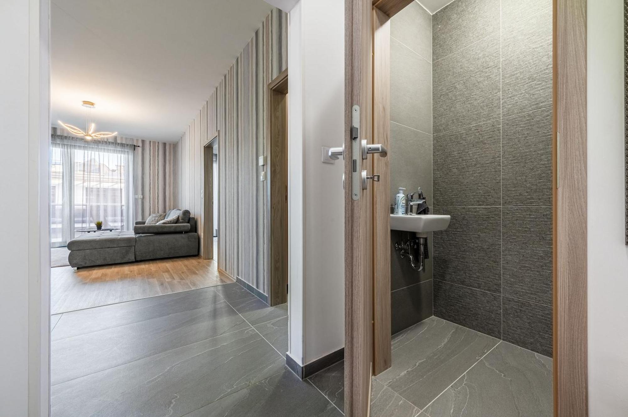 Apartamento With Garage And Balcony In Center *