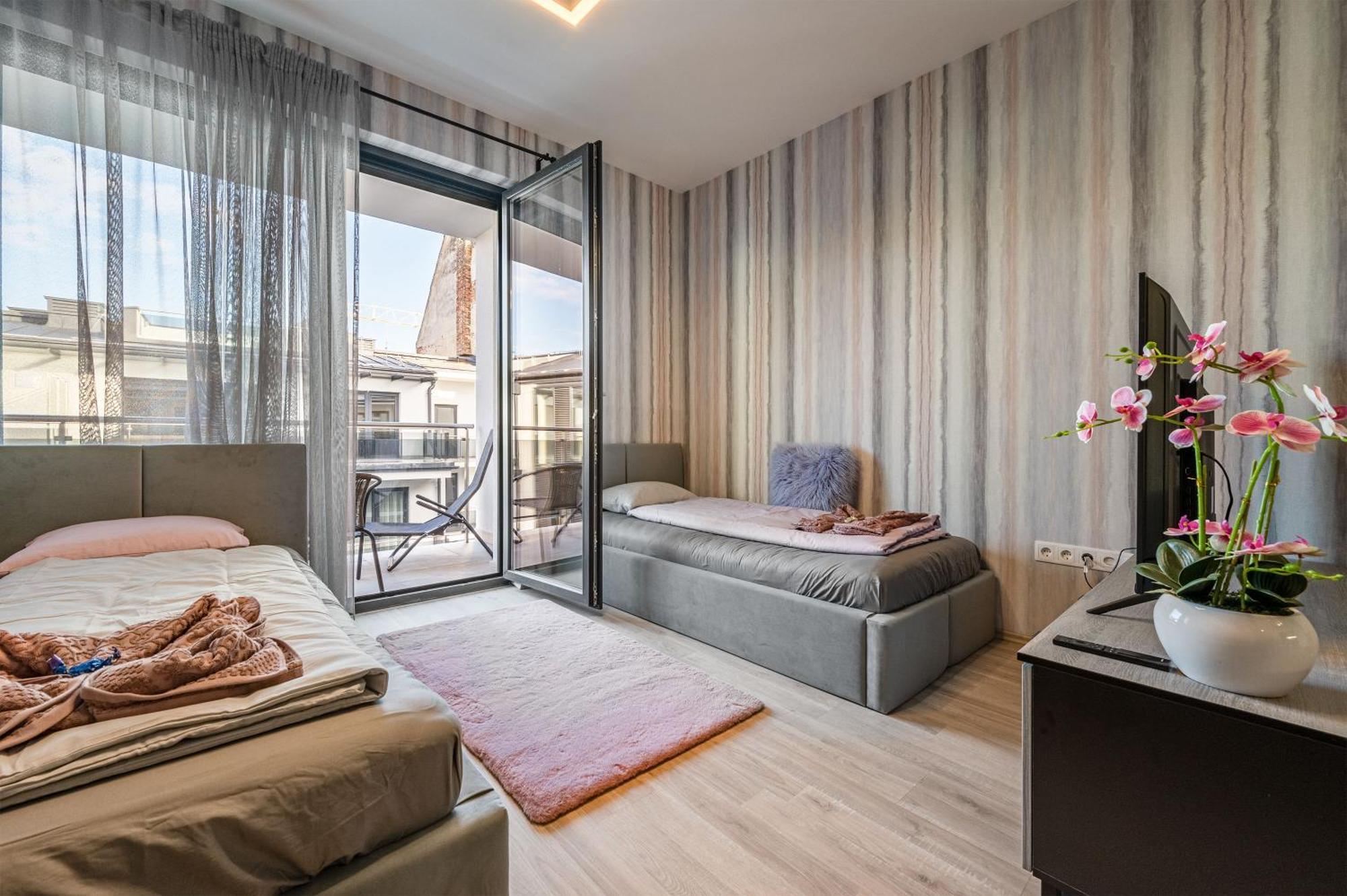 Apartamento With Garage And Balcony In Center Budapest